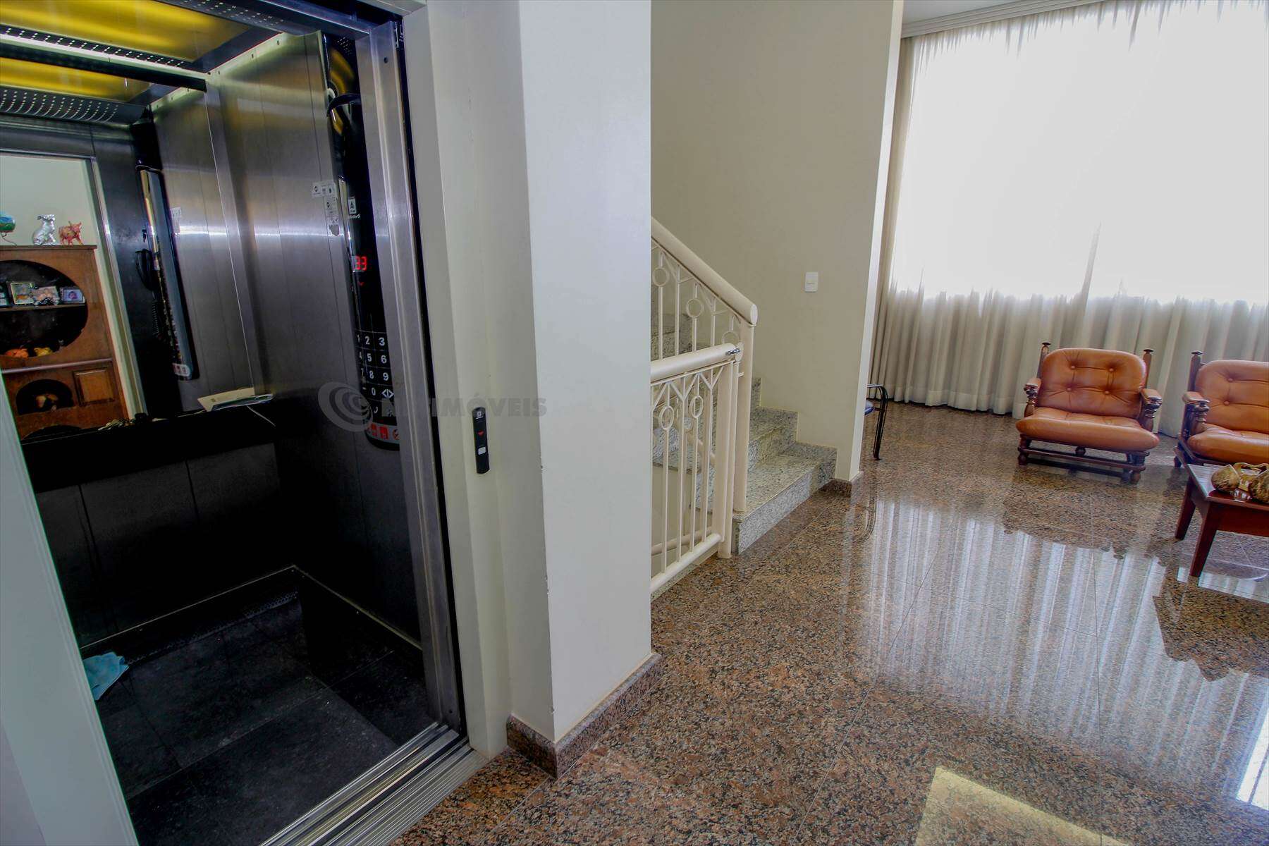 Elevador saindo na sala de estar