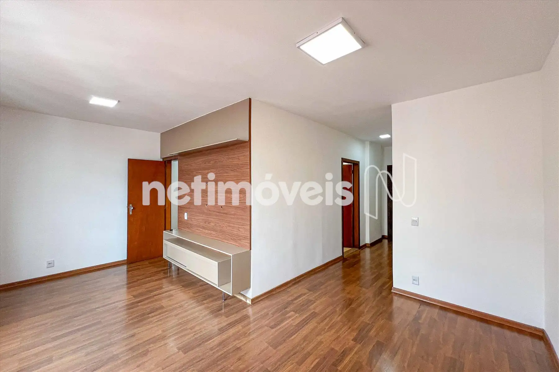 Sala de TV com painel fixo 