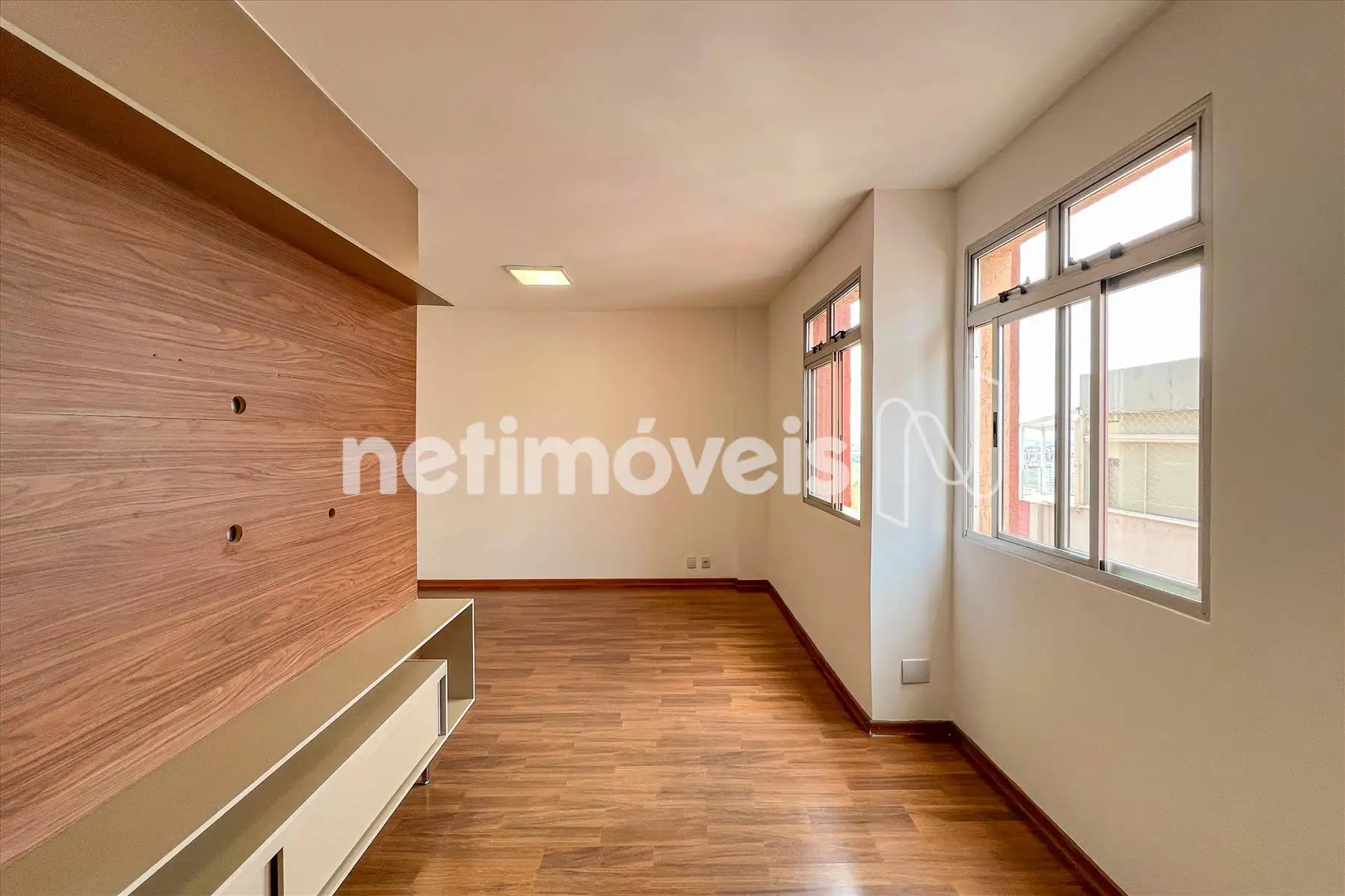 Sala de TV com painel fixo 