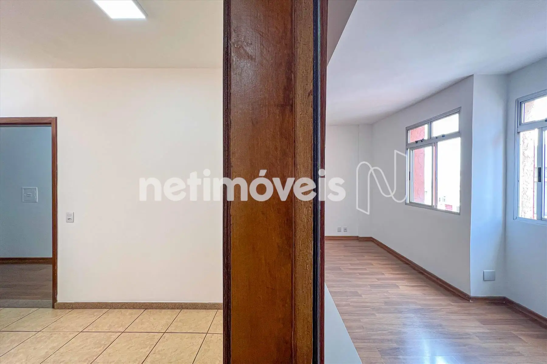 Sala de TV acesso cozinha