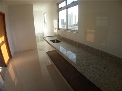 COZINHA COM VISÃO ÁREA DE SERVIÇO