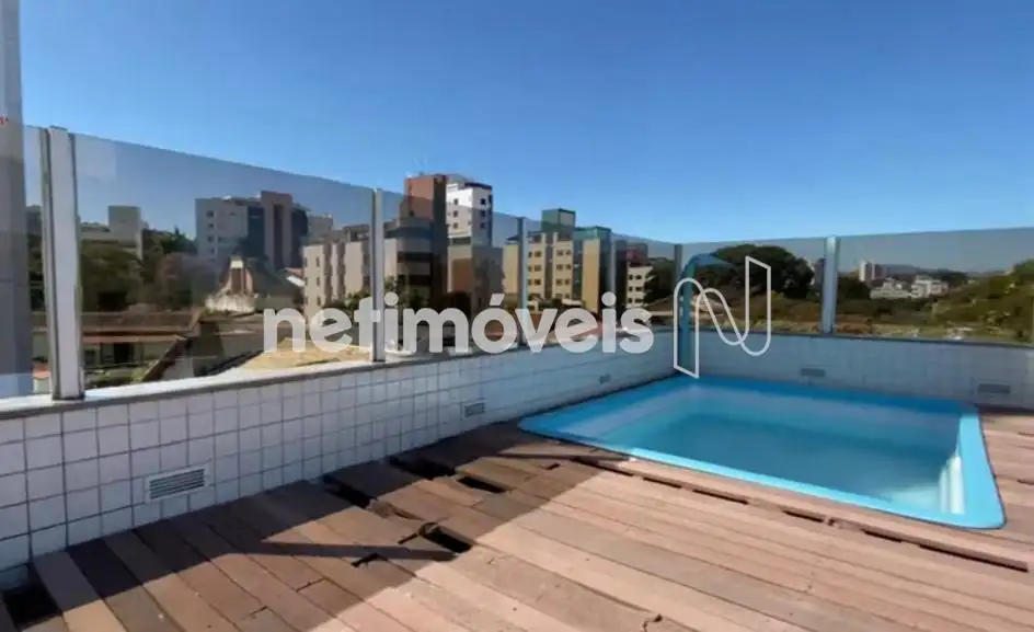 Piscina com deck