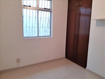QUARTO N. 2 COM ARMÁRIOS