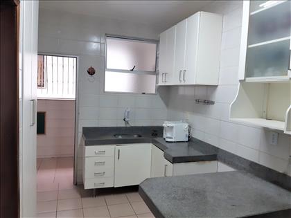 COZINHA AMPLA COM ARMÁRIOS