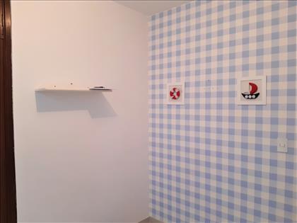 QUARTO N. 2 COM ARMÁRIOS E DECORADO