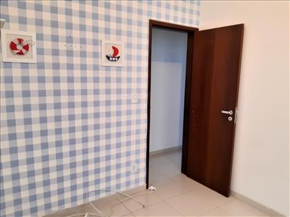 QUARTO N. 2 COM ARMÁRIOS E DECORADO