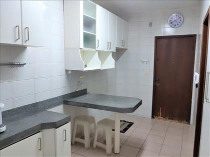 COZINHA AMPLA COM ARMÁRIOS