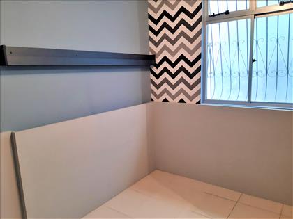 QUARTO N. 1 COM ARMÁRIOS E DECORADO