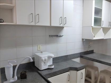 COZINHA AMPLA COM ARMÁRIOS