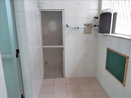 ÁREA DE SERVIÇO AMPLA COM SALA DESPEJO