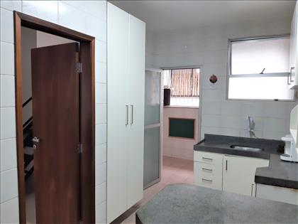 COZINHA AMPLA COM ARMÁRIOS