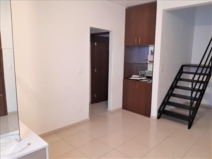 SALA AMPLA DOIS AMBIENTES COM ARMÁRIOS