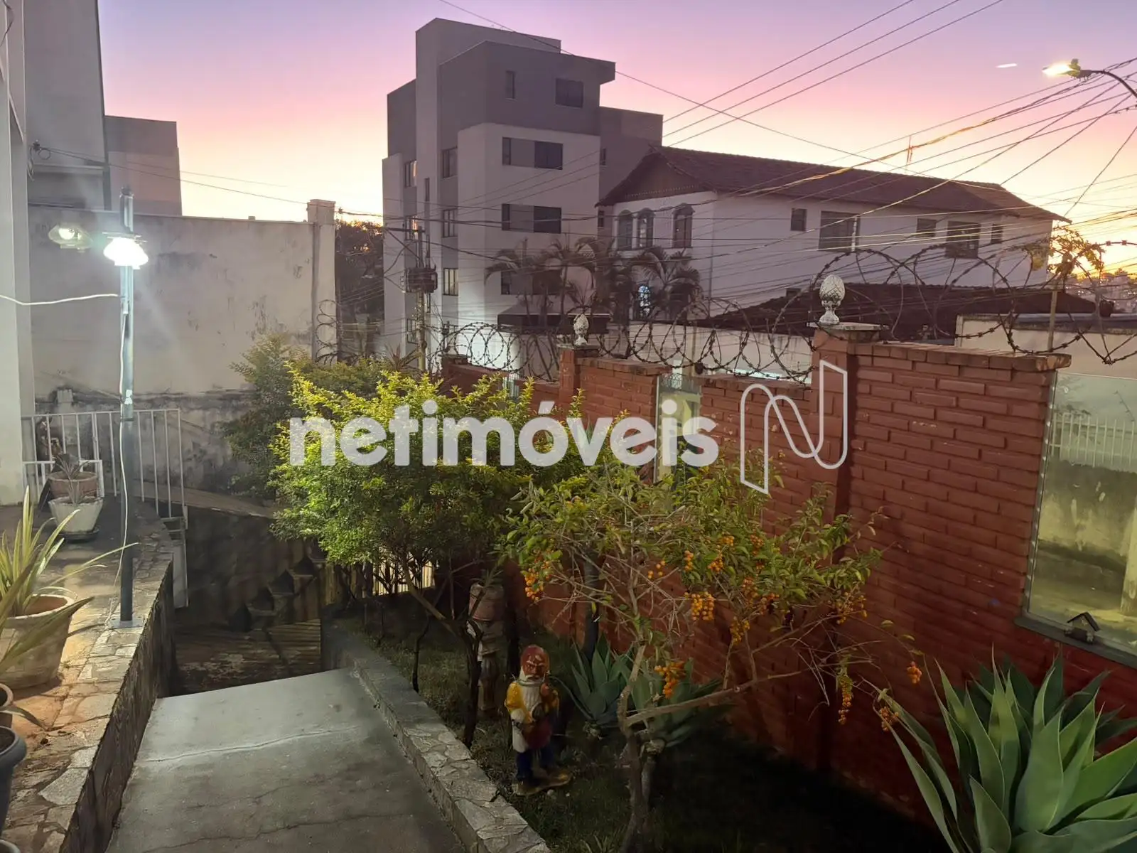 Casa para comprar com 300 m², 5 quartos, 3 banheiros, 4 vagas em Rua Conselheiro Saraiva, Alto Barroca, Belo Horizonte