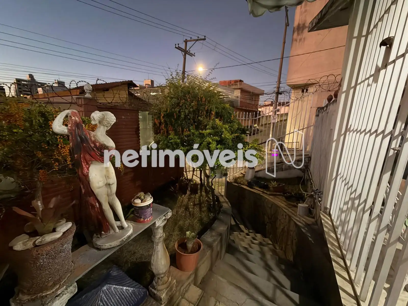 Casa para comprar com 300 m², 5 quartos, 3 banheiros, 4 vagas em Rua Conselheiro Saraiva, Alto Barroca, Belo Horizonte