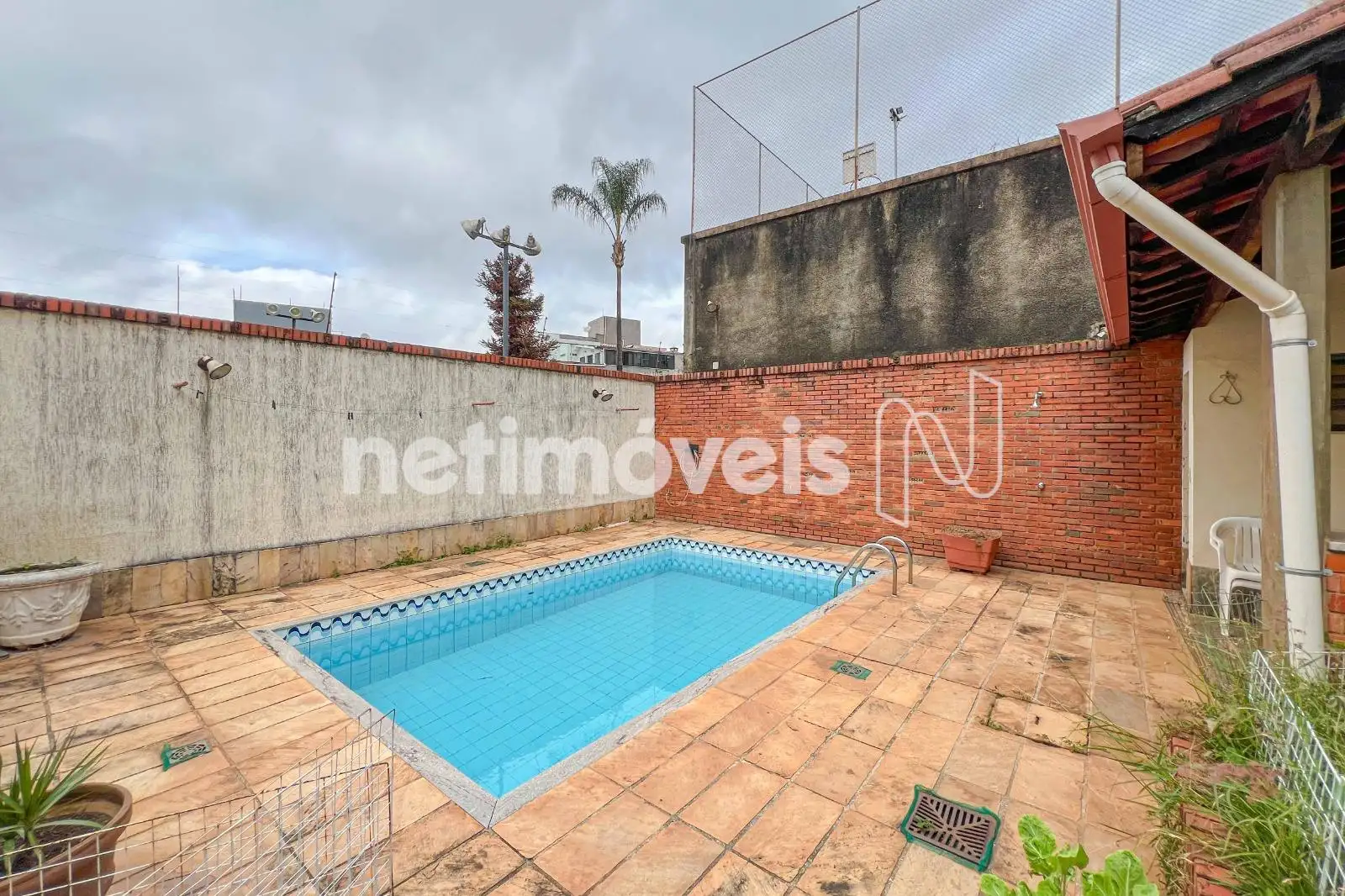 LAZER COM CHURRASQUEIRA E PISCINA