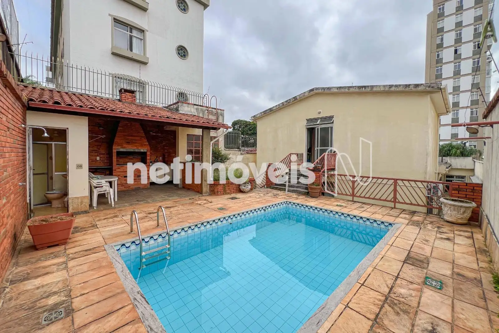 LAZER COM CHURRASQUEIRA E PISCINA