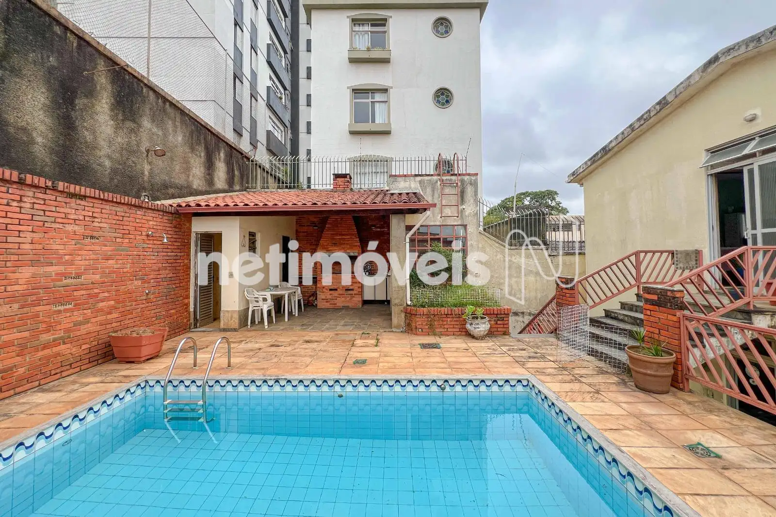 LAZER COM CHURRASQUEIRA E PISCINA