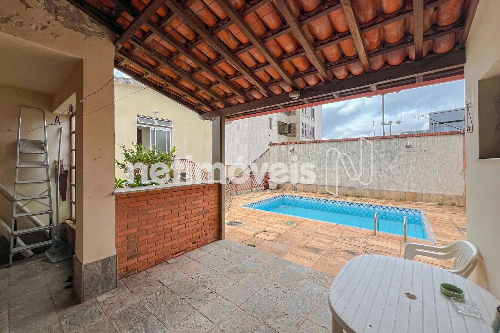 LAZER COM CHURRASQUEIRA E PISCINA