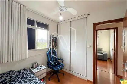 Quarto 02 - Ventilador de teto e armário 