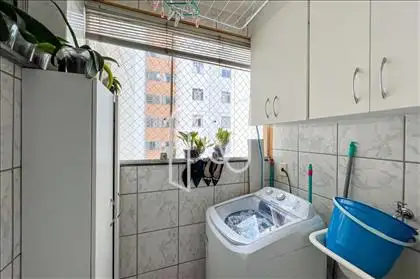 área de serviço com armários e varal  