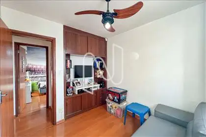 Quarto 01 - Ventilador de teto e armário 