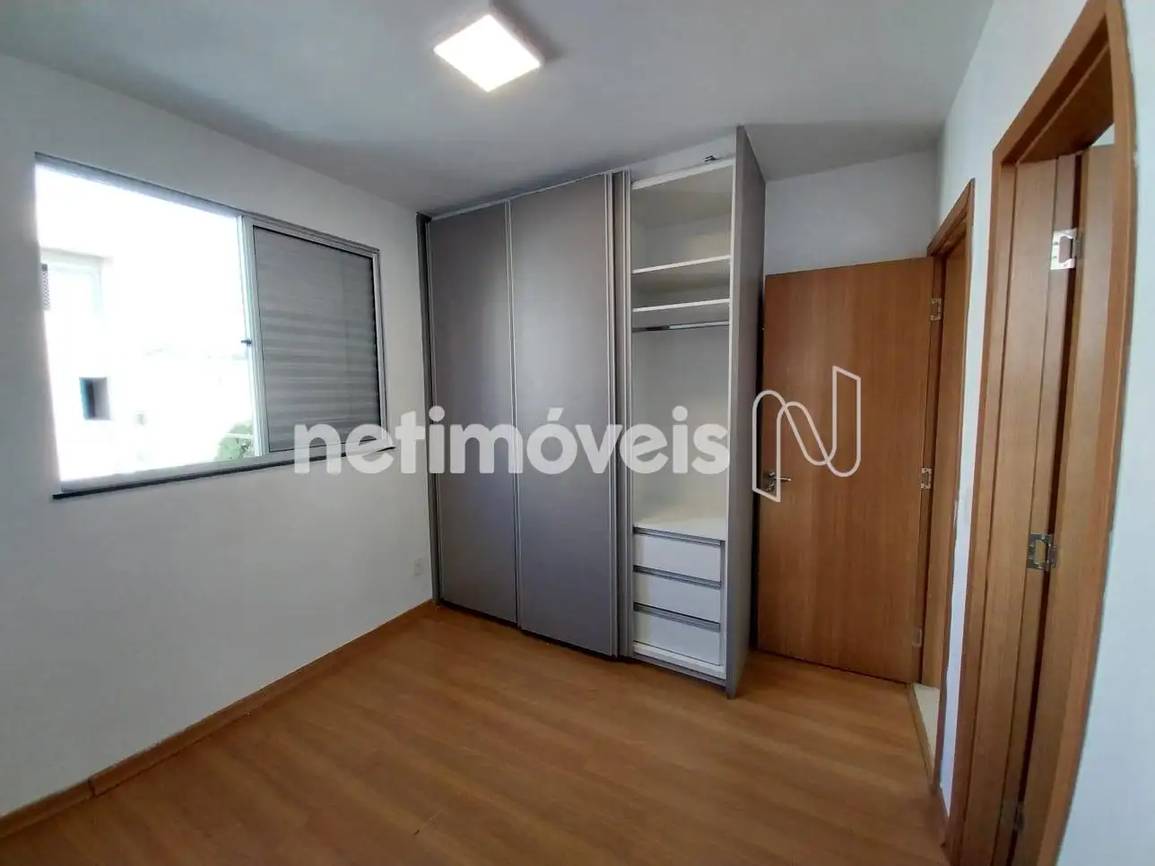 Quarto com armarios e ar condicionado