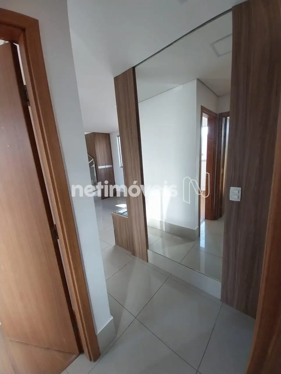 Corredor entre os Quartos com espelho