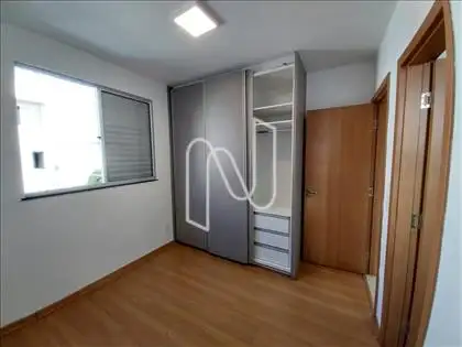 Quarto com armarios e ar condicionado 