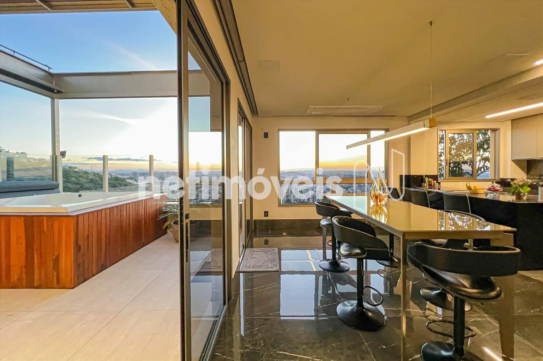 Casa para comprar com 300 m², 3 quartos, 4 banheiros, 4 vagas em Rua Alessandra Salum Cadar, Buritis, Belo Horizonte