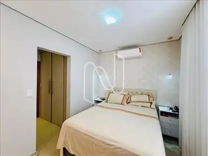 Suíte com closet e ar condicionado  