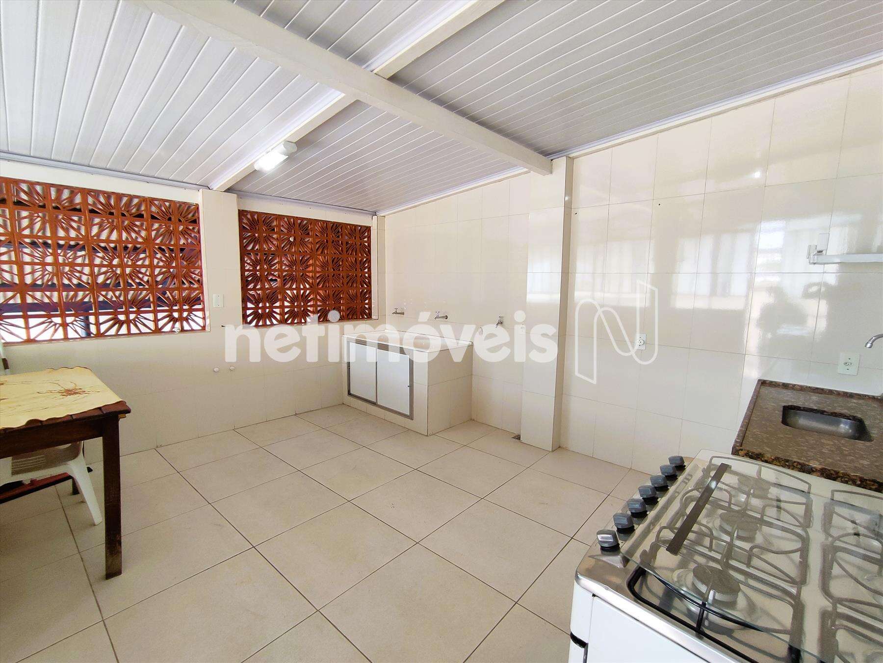 lavandeira  e  espaço fechado quintal