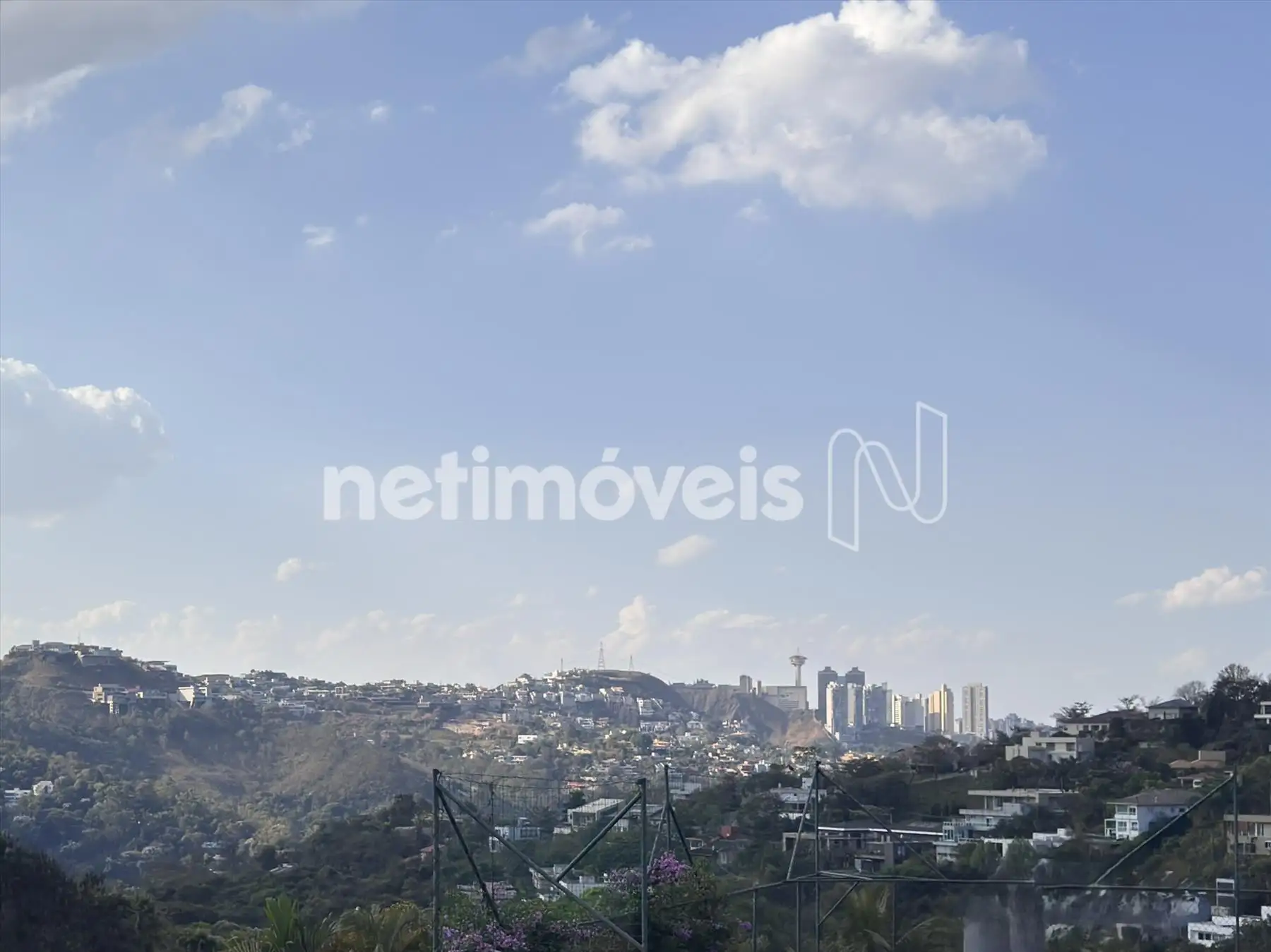 Vista da casa ao lado do lote