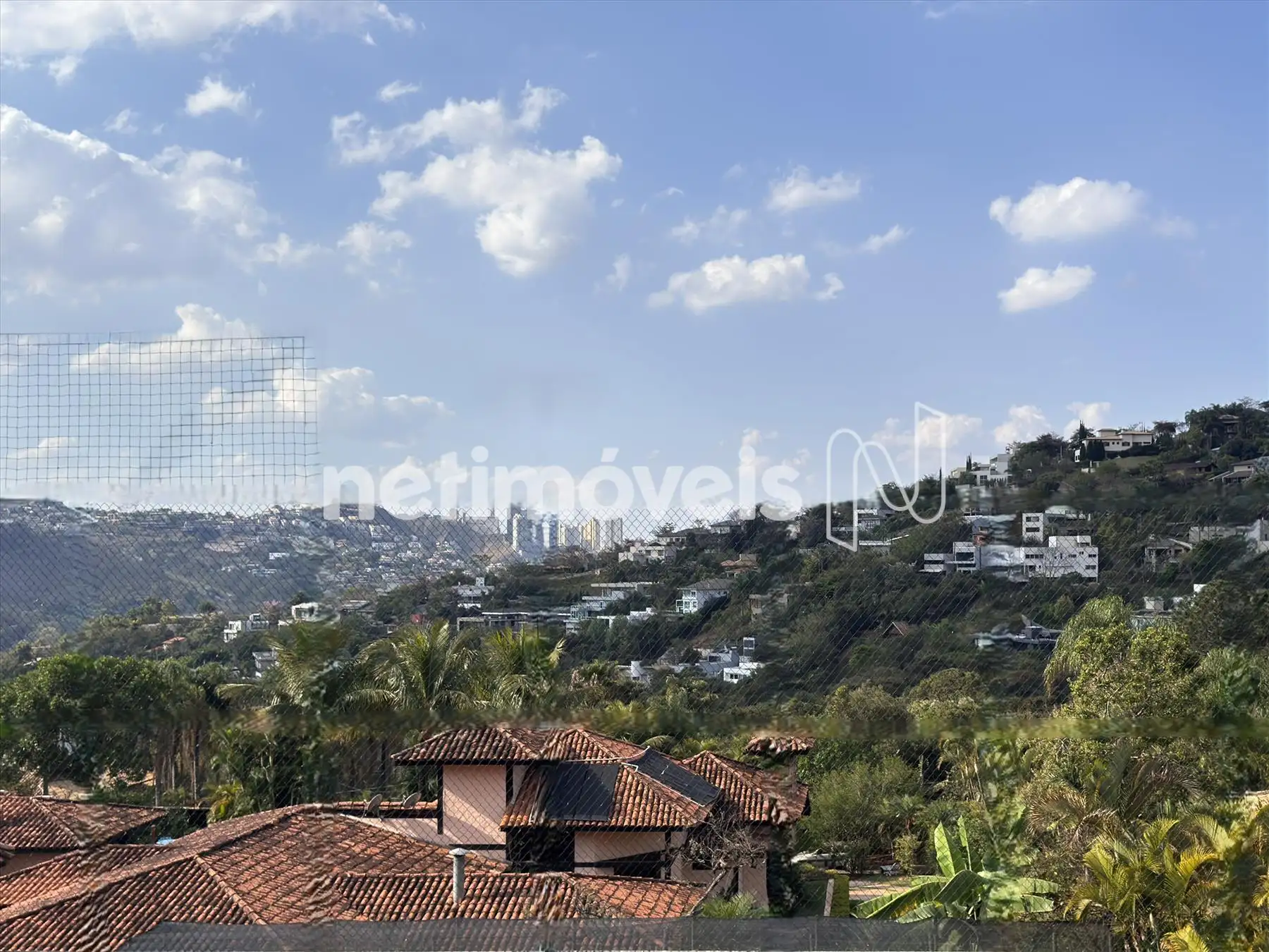 Vista da casa ao lado do lote