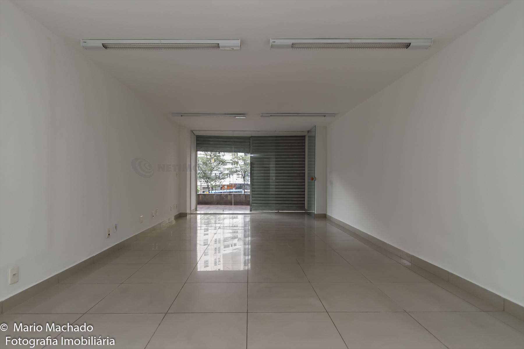 Loja com 57m2 de piso e 57m2 de sobre loja