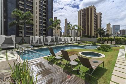 piscina climatizada com espaço de massagem 