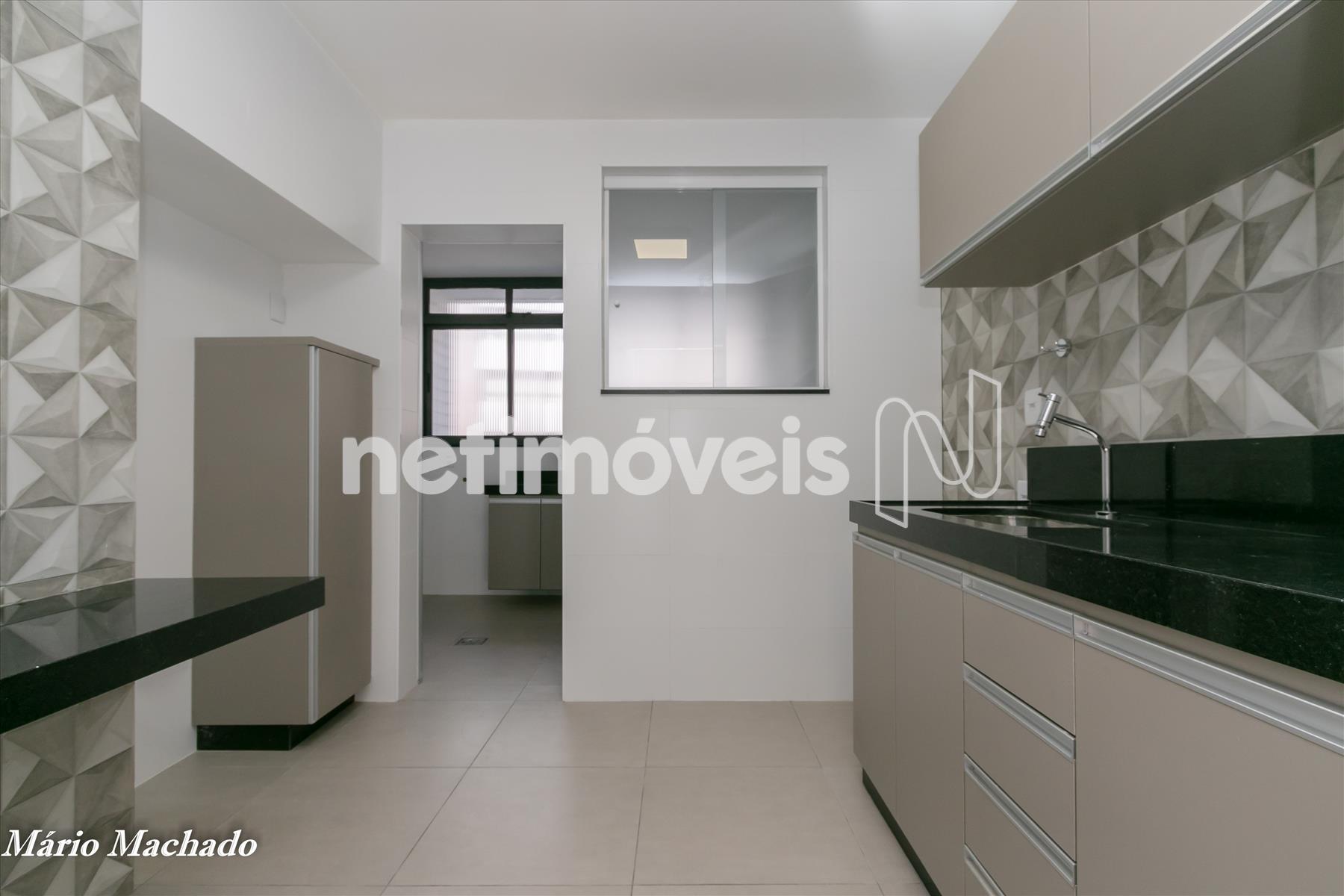 cozinha com bancada para refeições