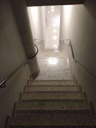escada acesso nível rua