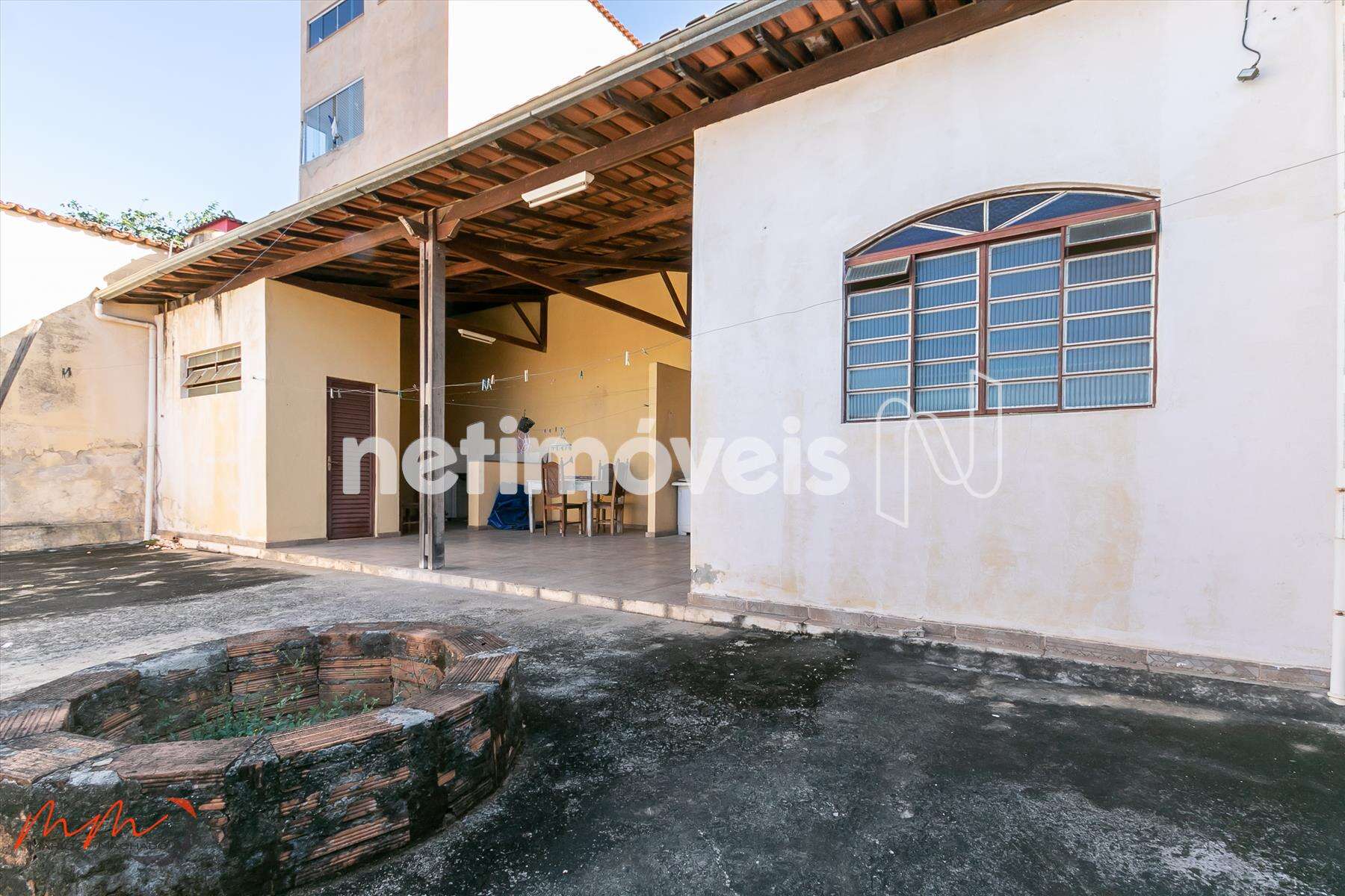 barracão nos fundos com área de lavanderia