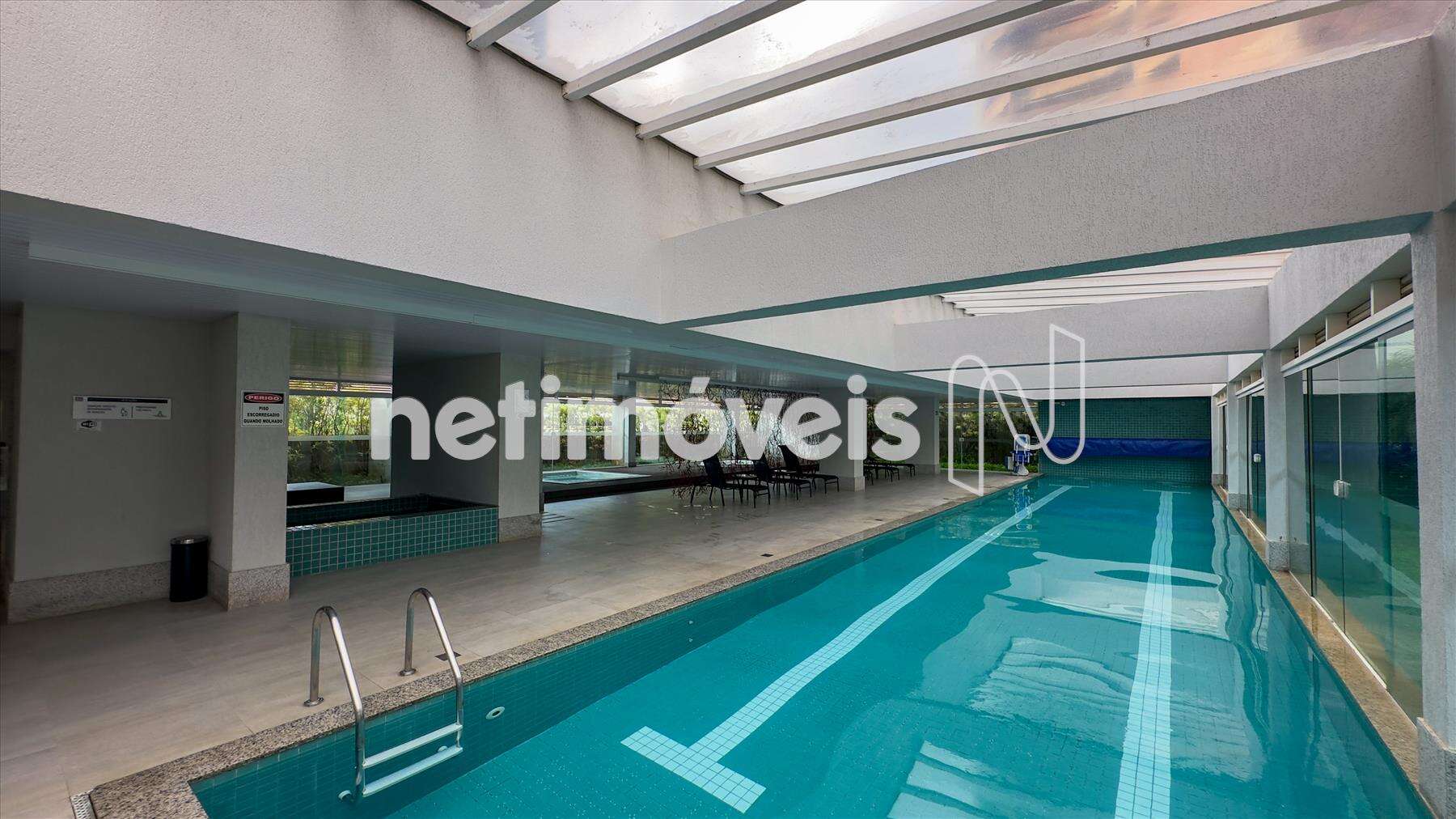 Piscina coberta e aquecida
