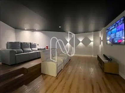 Sala de cinema ângulo 1