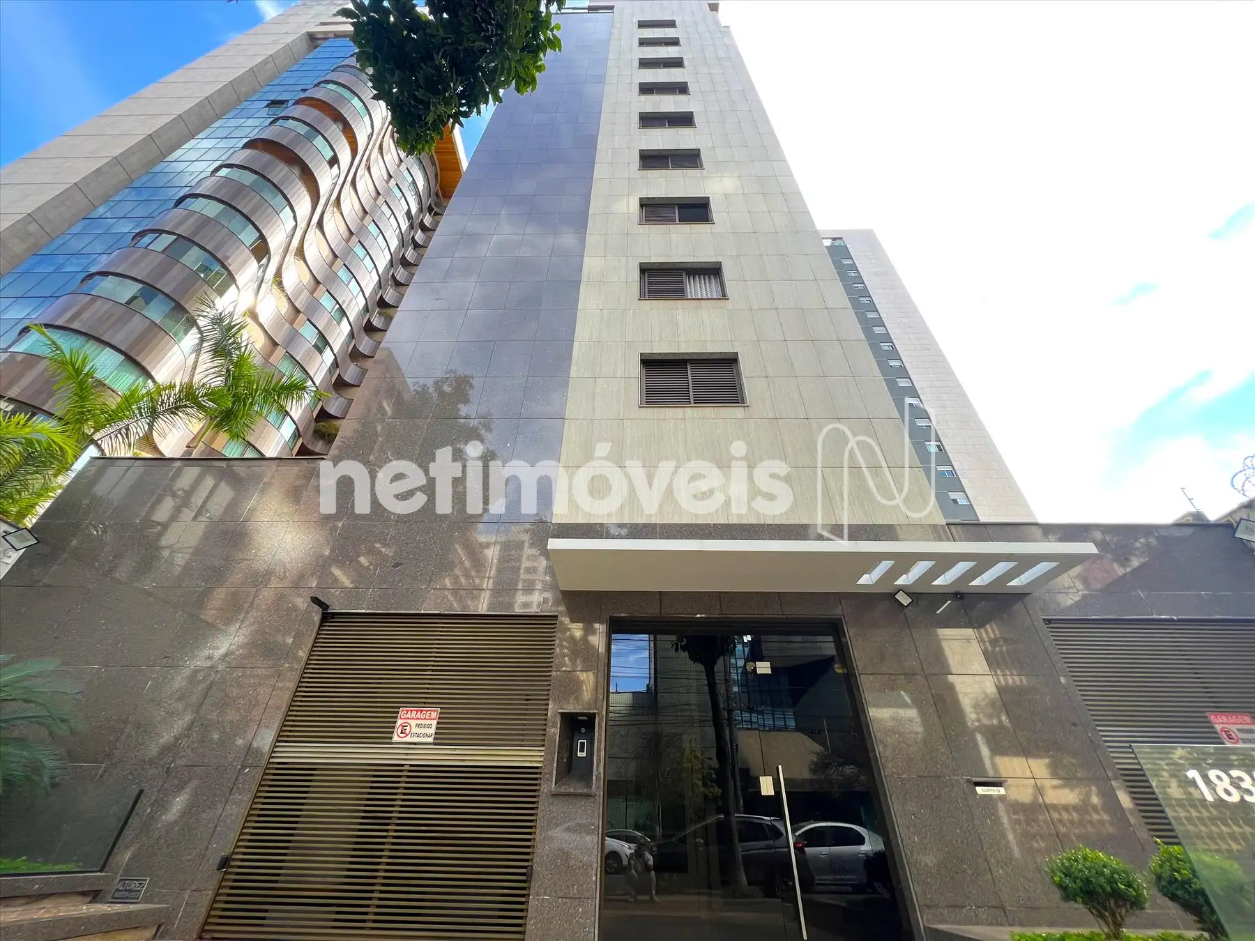 Fachada frontal ângulo 1