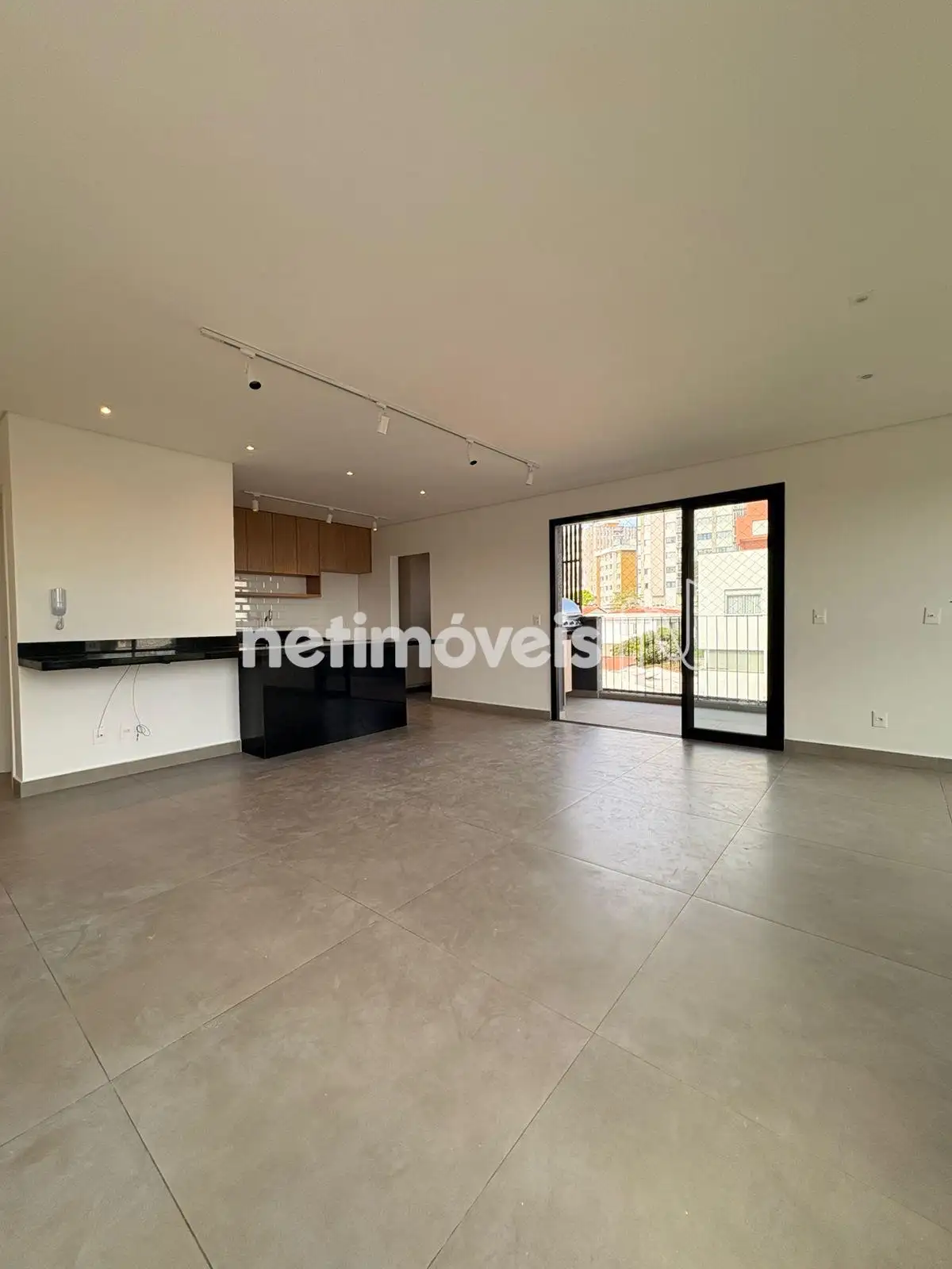 Sala com varanda e cozinha americana