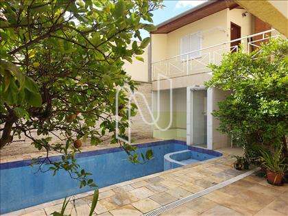 Área externa com piscina