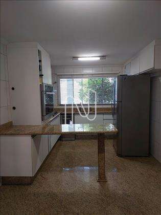  Cozinha ampla com armários e bancada