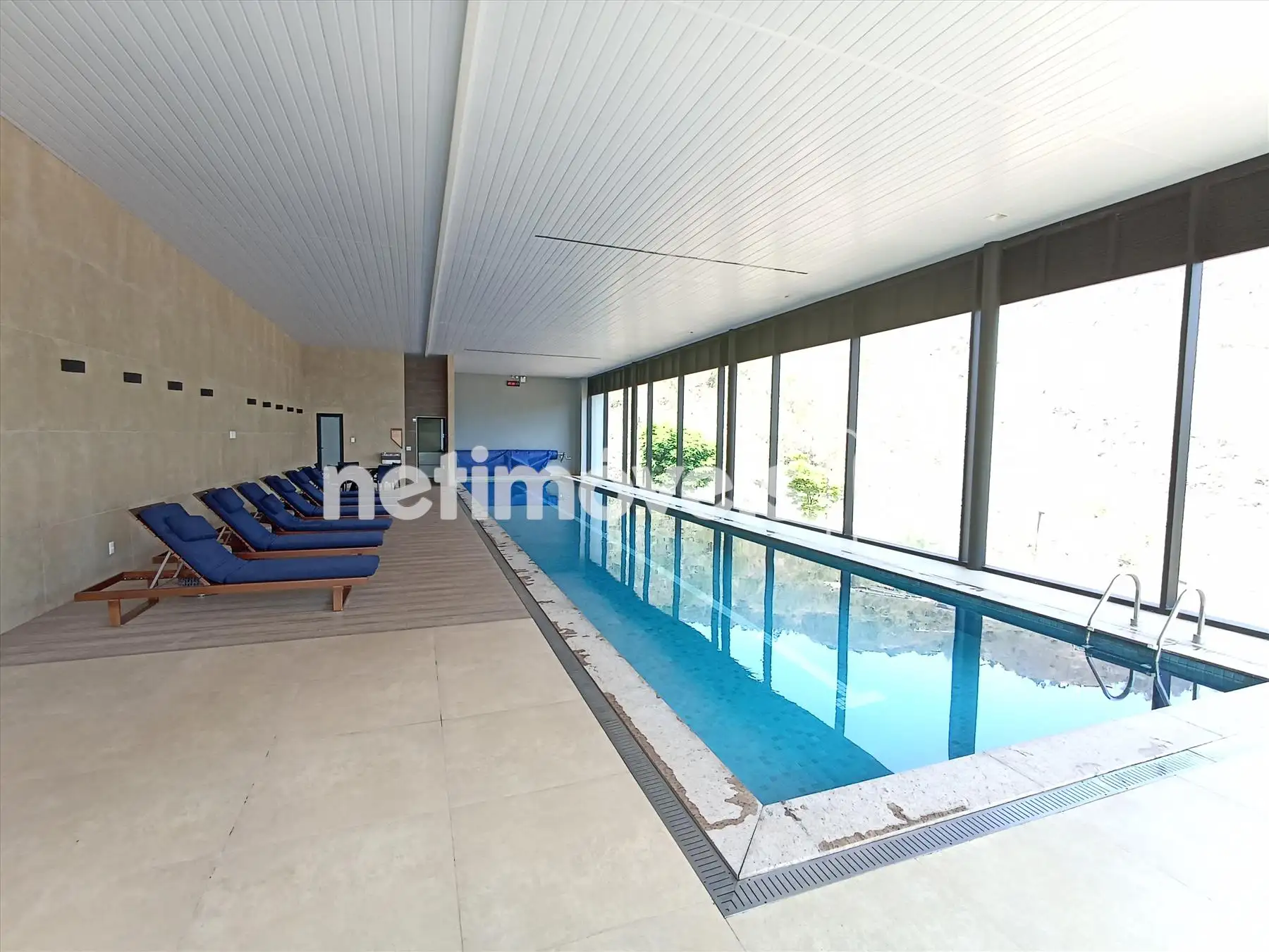 Piscina coberta com sauna
