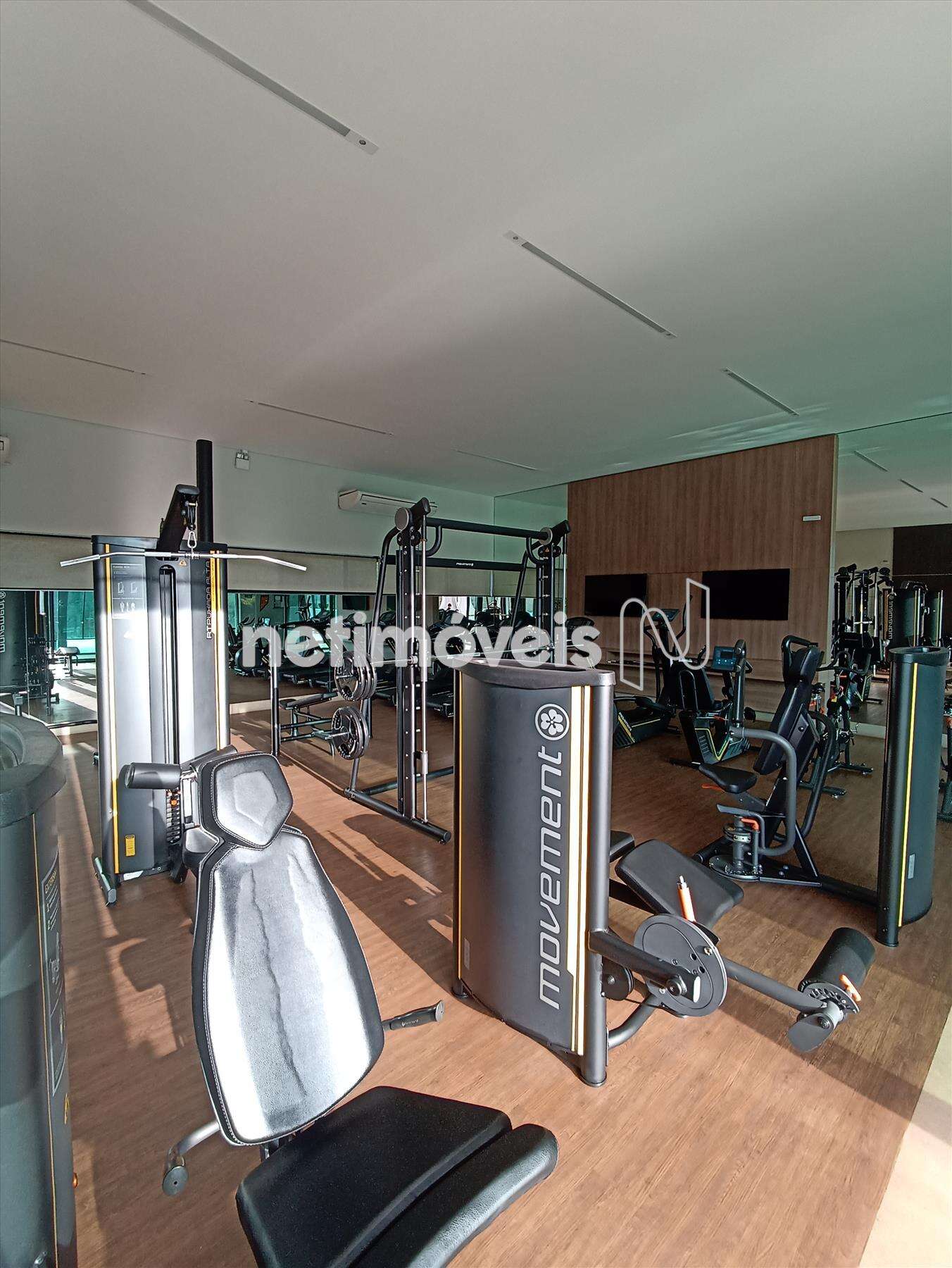 Academia com equipamentos sofisticados.