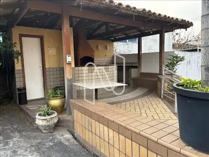 Espaço de convivência ao lado do estacionamen