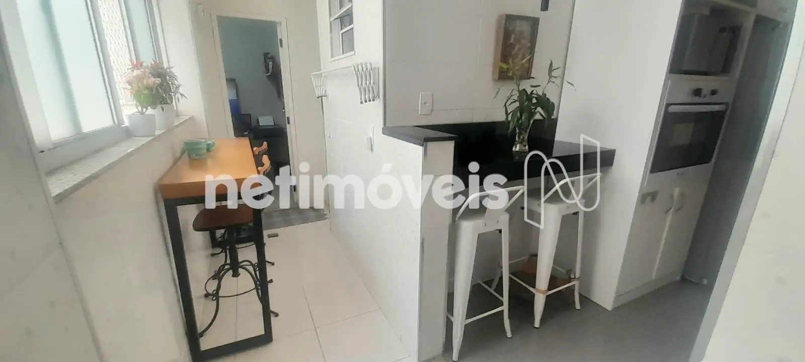 Outro ângulo da cozinha e área de serviço