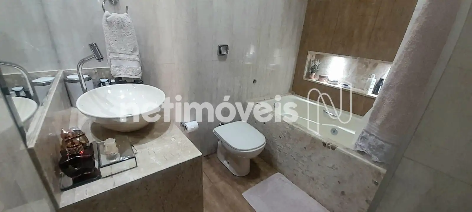 Banho da suíte com banheira