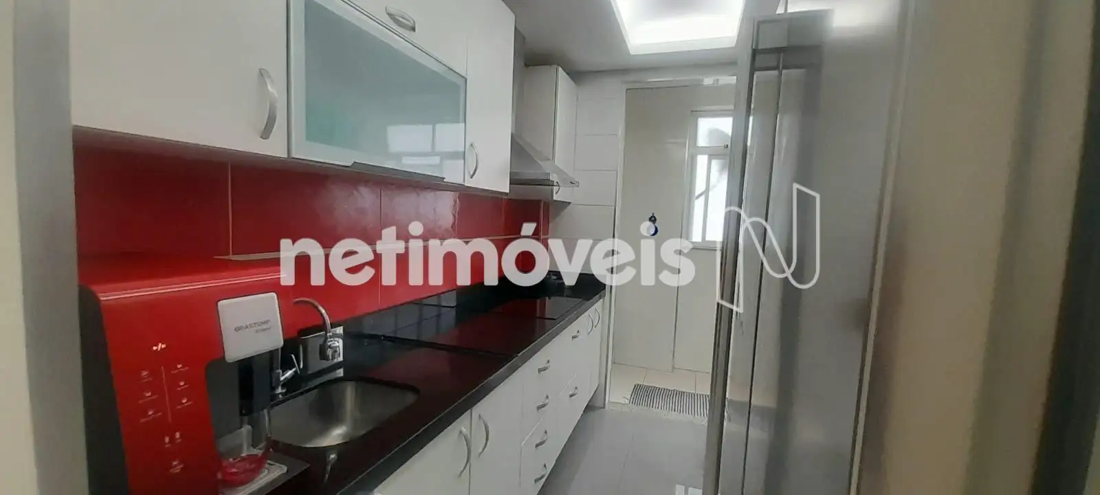 Cozinha rica em armários